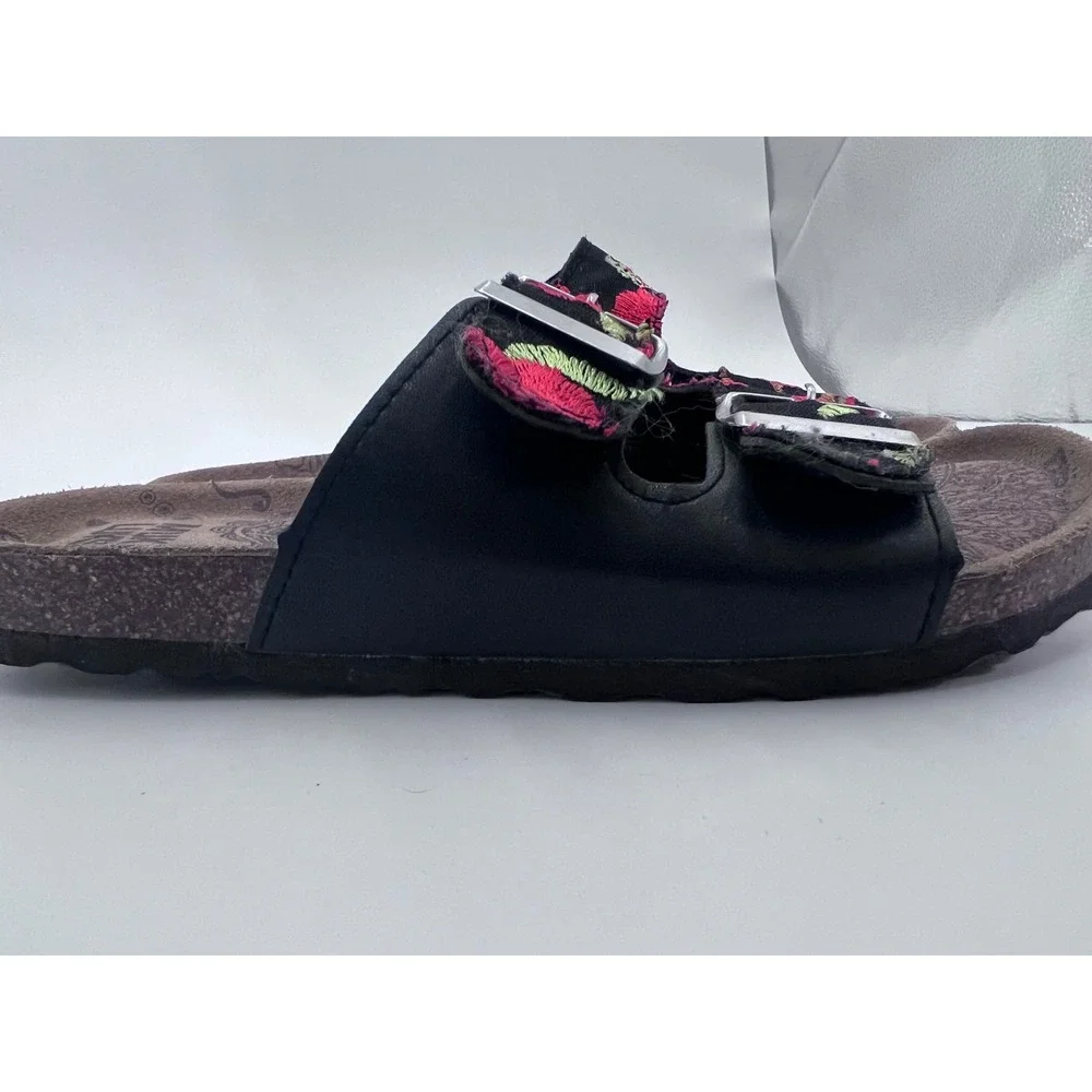 Muk Luks Womens Floral Embroidered Double Buckle Slide Sandals Black Red Paisley